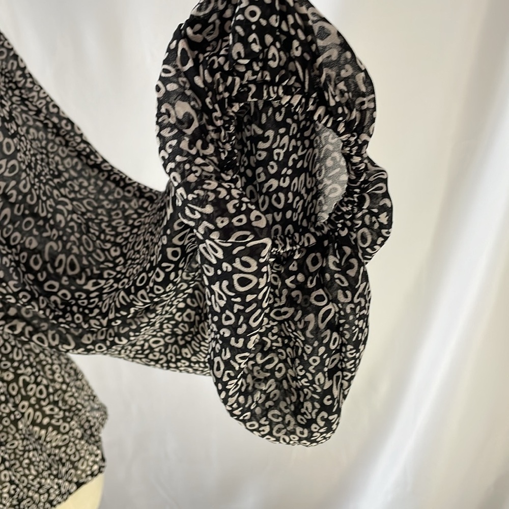 Entro Smocked Black & White Blouse Sheer Sleeves Ruffle Bottom - Picture 5 of 9